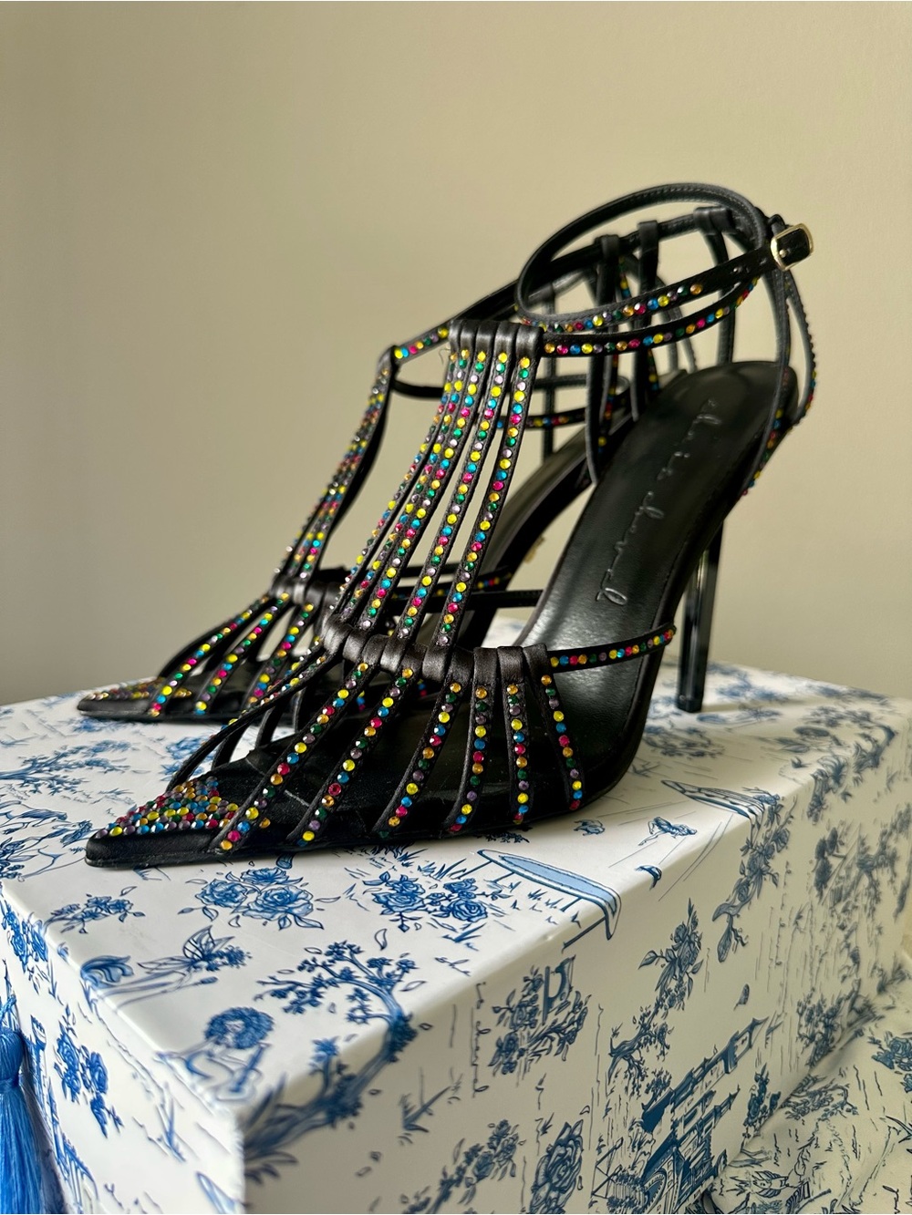 She is Cheval Womens Heels US Size 9.5 Gizmo Chill Pill Heels